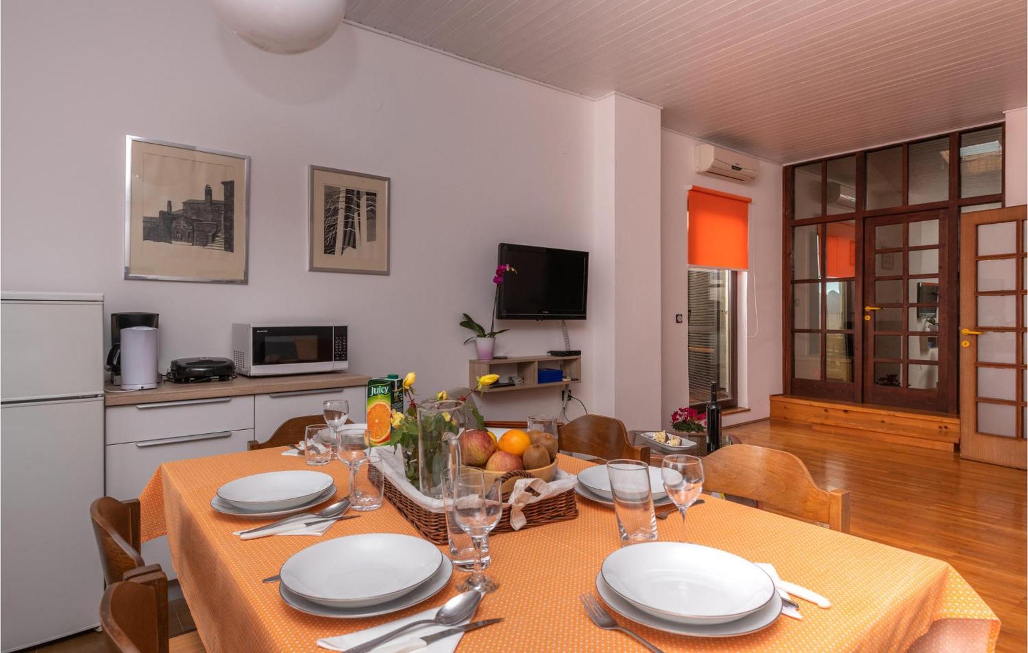 2 Bedroom Awesome Apartment In Barban Værelse billede